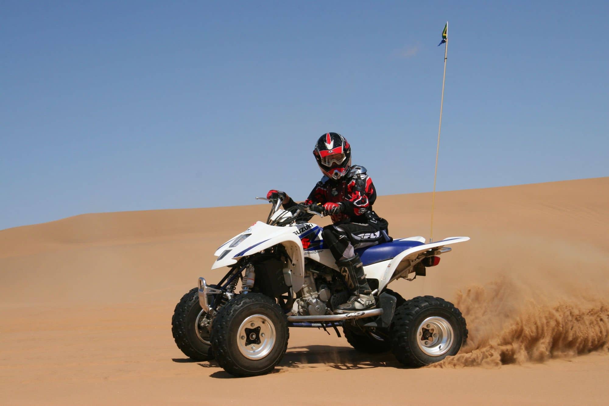 Pilote de quad dans les dunes de sable